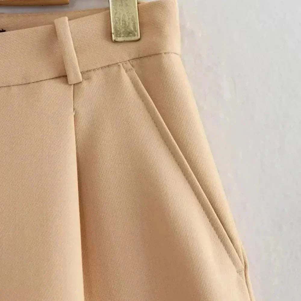 Women’s High-Waist Pleated Shorts with Belt and Side Pockets